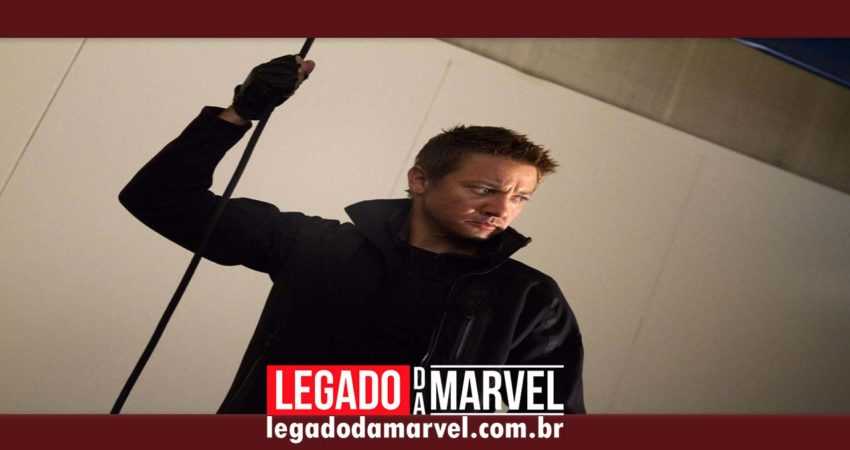  Jeremy Renner, o Gavigod, compartilha foto nos sets de Vingadores 4!