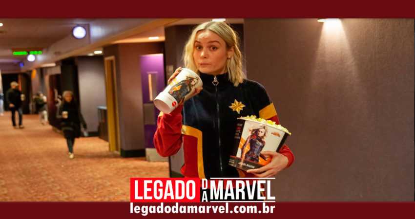 Brie Larson aparece de surpresa em sessão de Capitã Marvel servindo pipoca!