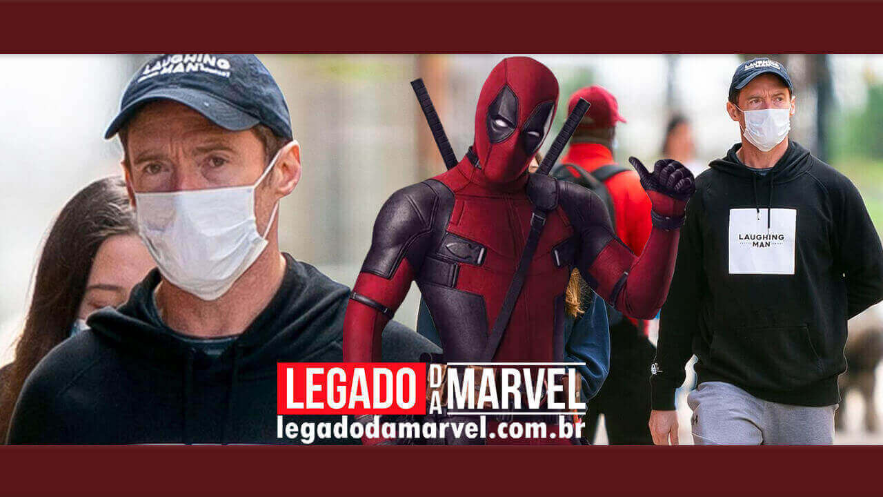  De máscara, Hugh Jackman posa em frente a pôster de ator da Marvel