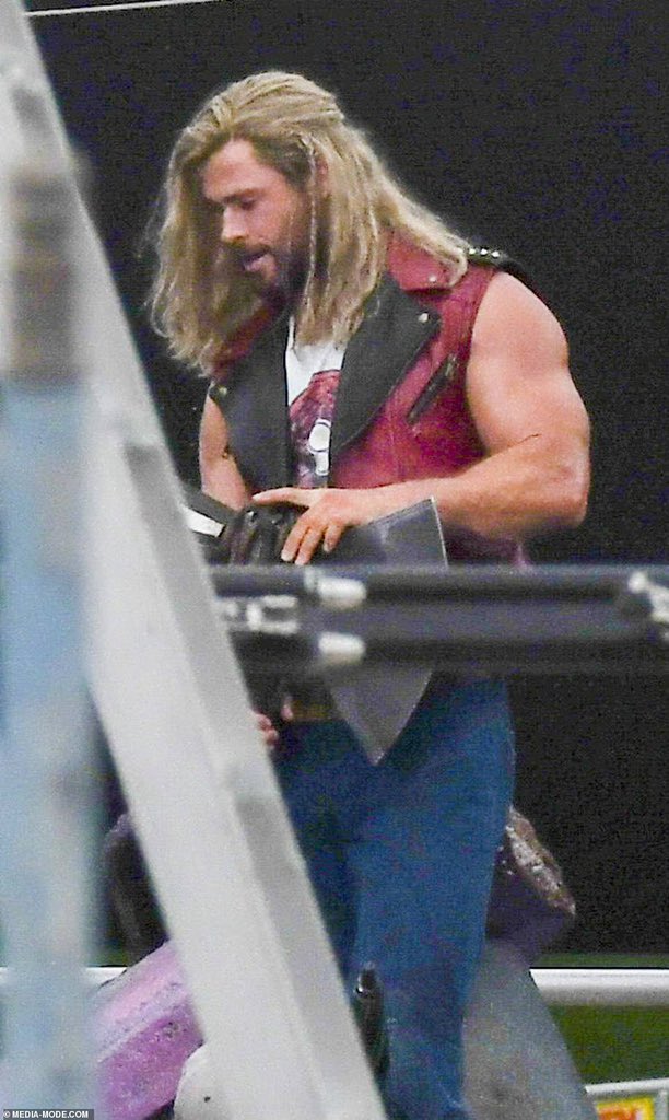 Chris Hemsworth comemora cena sem roupa em Thor: 'Amor e Trovão