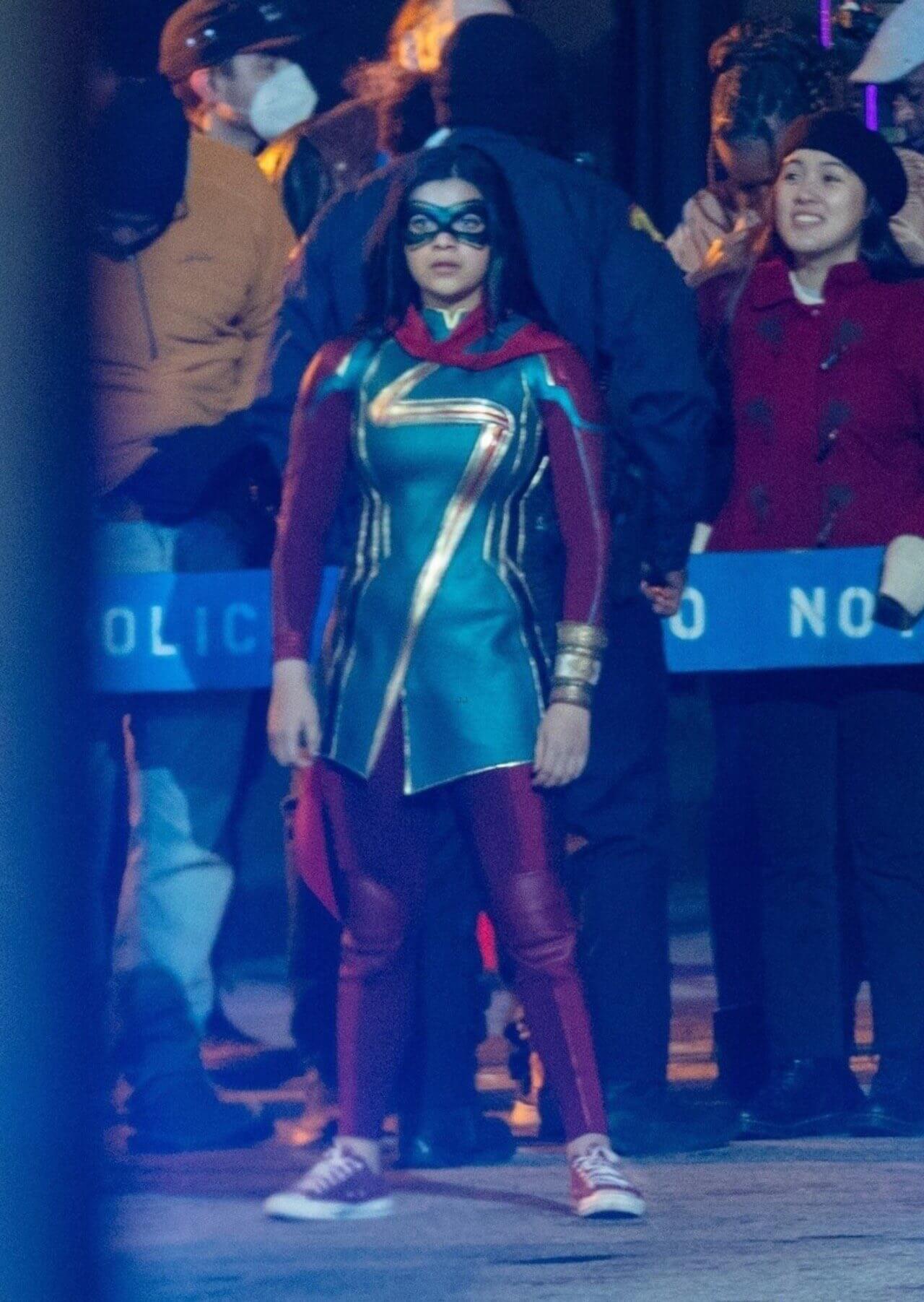 Fotos vazadas revelam Iman Vellani com o uniforme de Ms. Marvel