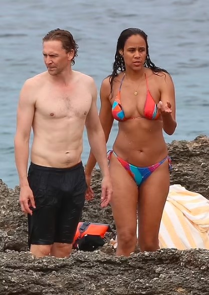 Tom Hiddleston e Zawe Ashton em curtem juntos uma praia.
