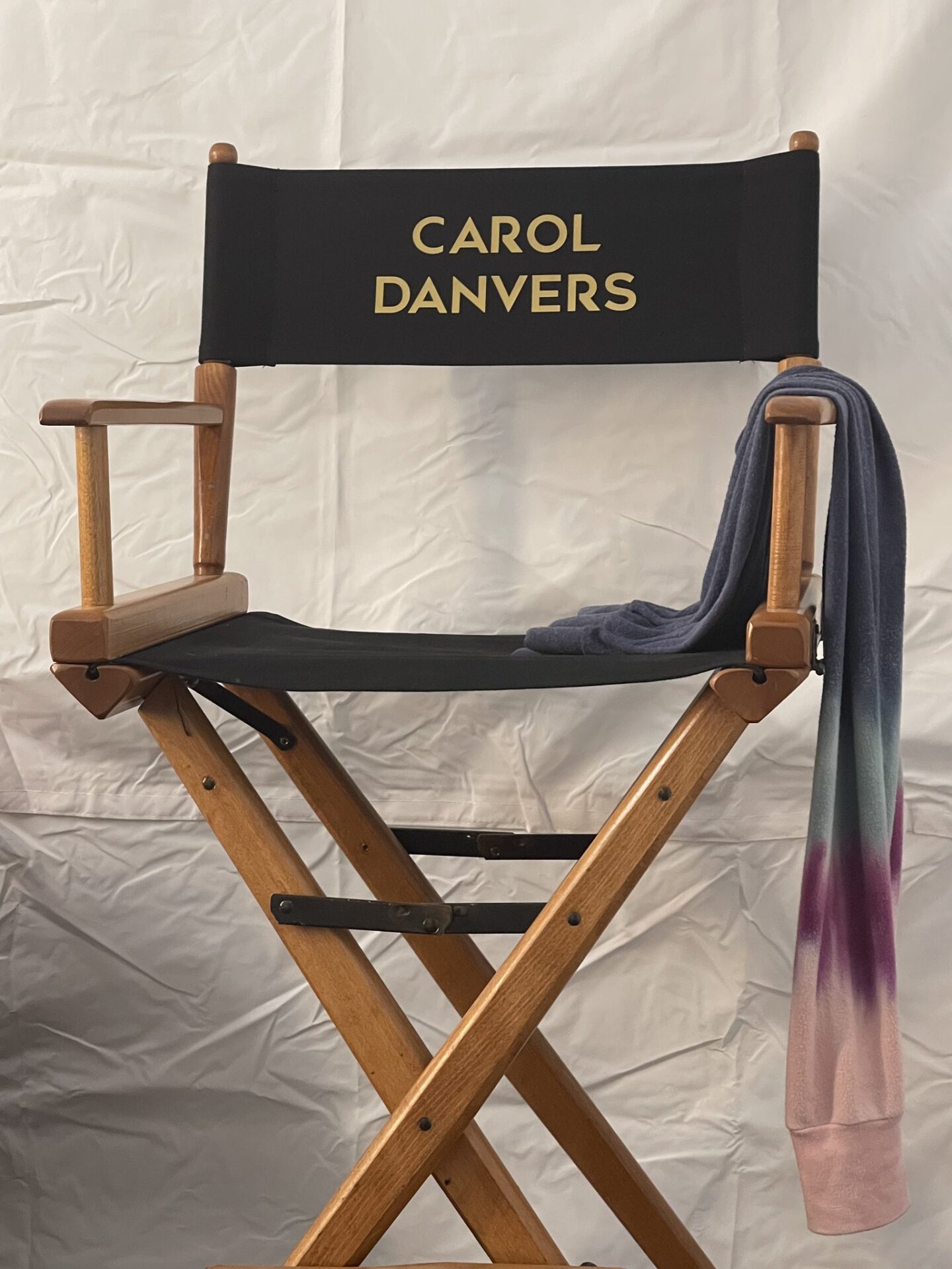 Cadeira da Brie Larson em Capitã Marvel 2.