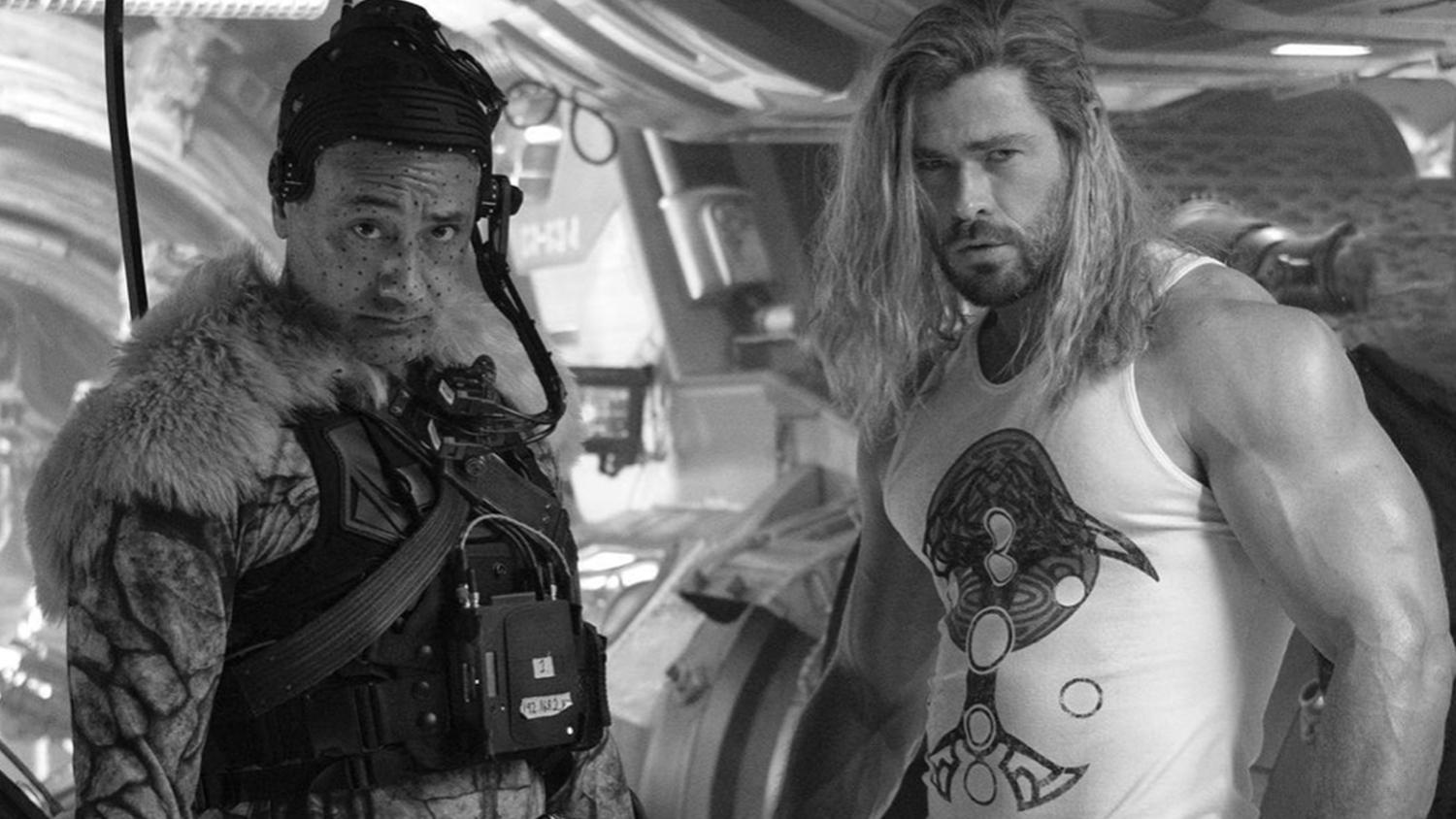 Chris Hemsworth e Taika Waititi nos bastidores de Thor 4.