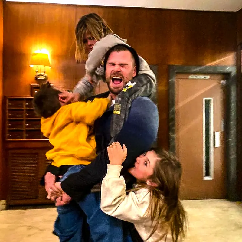 Chris Hemsworth publica foto dos bastidores de Thor: Amor e Trovão com sua  filha, India Rose