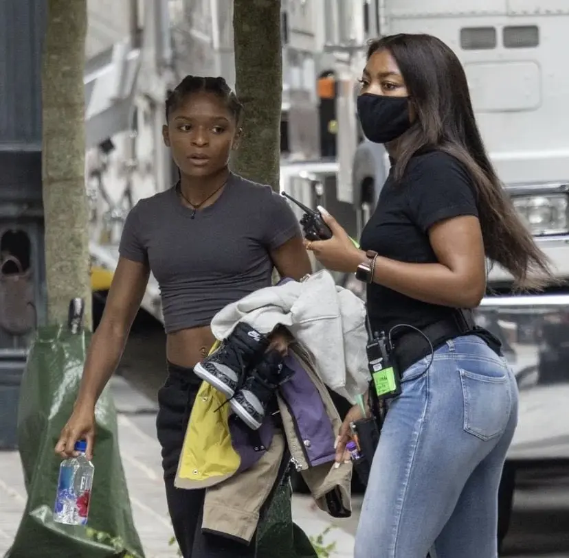 Dominique Thorne no set de Coração de Ferro.