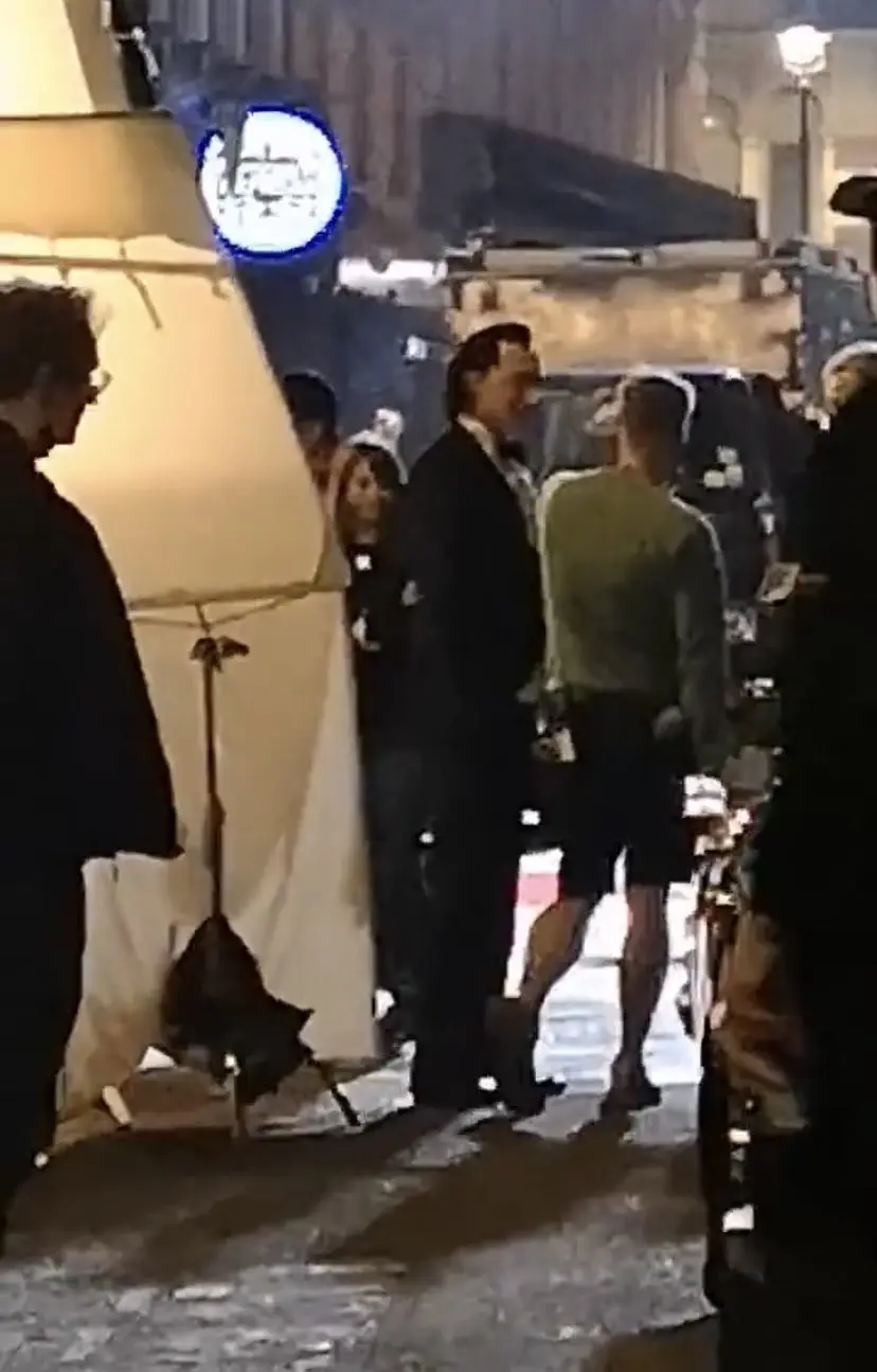 Tom Hiddleston nas filmagens de Loki.