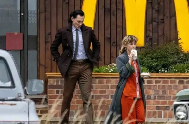 Loki e Sylvie nas filmagens da 2ª temporada.