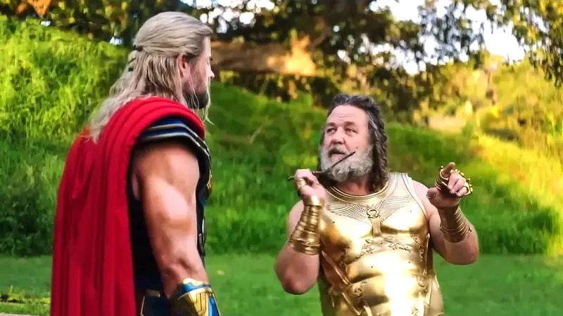 Zeus em cena deletada de Thor: Amor e Trovão