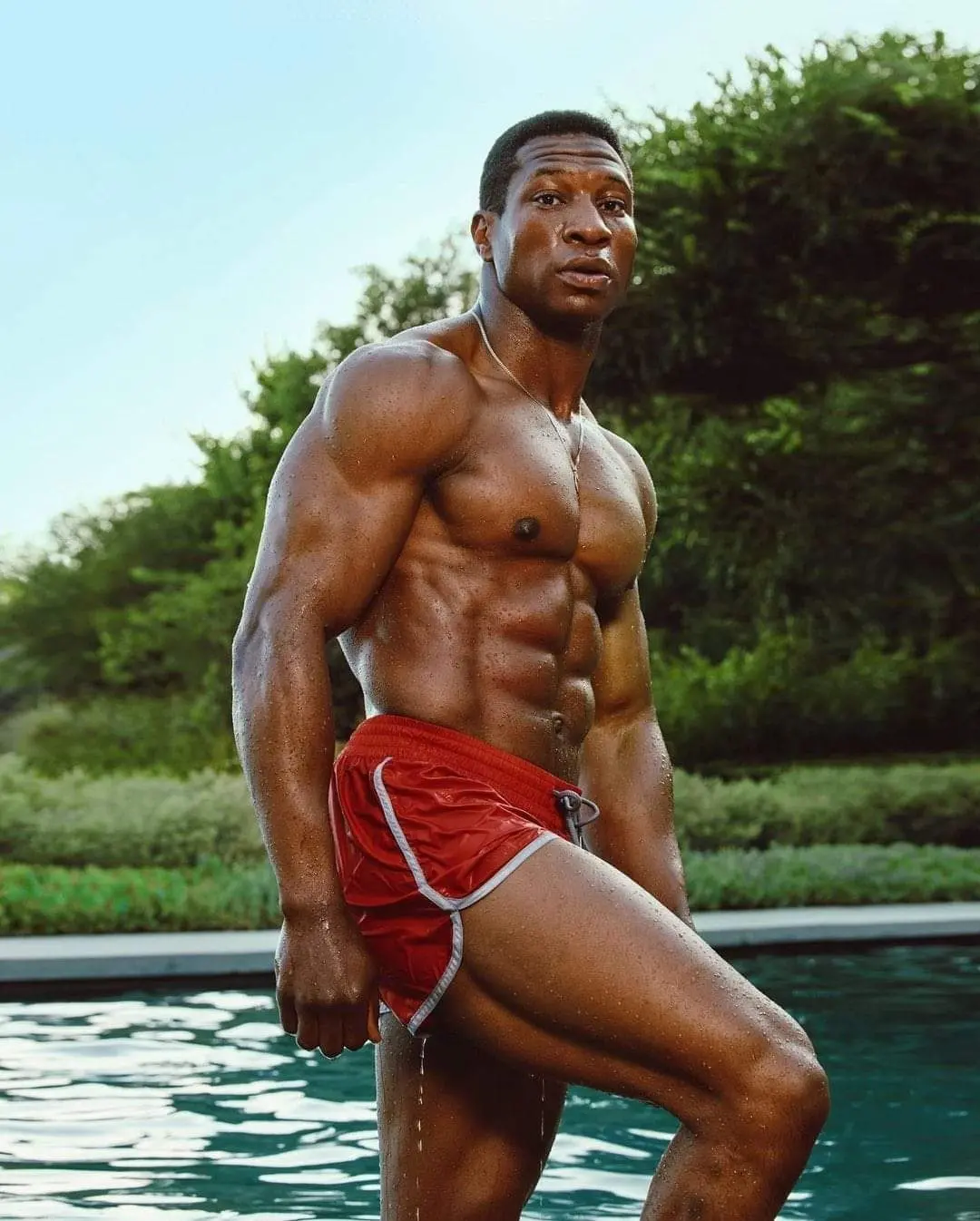 Jonathan Majors exibe nova forma física.