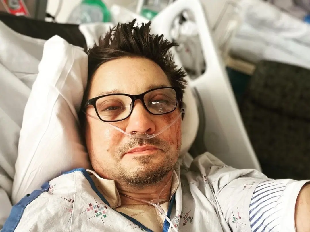 Jeremy Renner publica primeira foto após acidente.