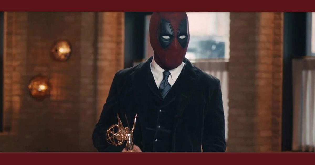  Ryan Reynolds aceita prêmio com máscara do Deadpool e fãs acham que ele exagerou