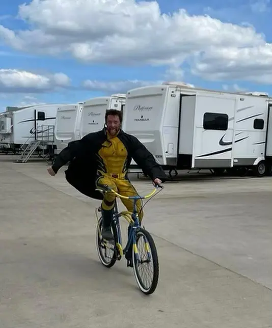 Hugh Jackman Wolverine bicicleta