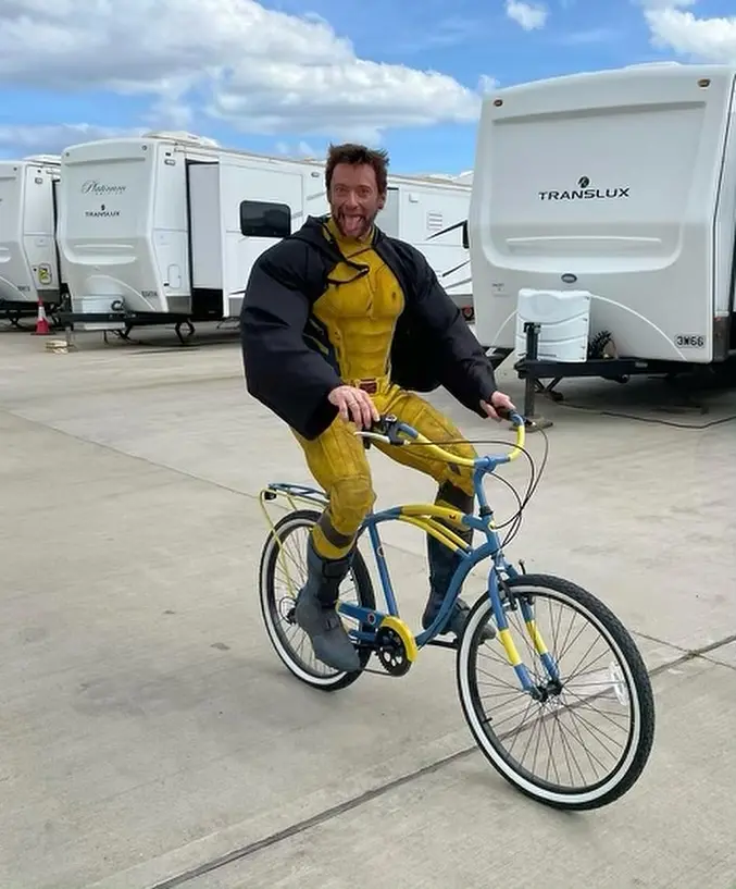 Hugh Jackman Wolverine bicicleta