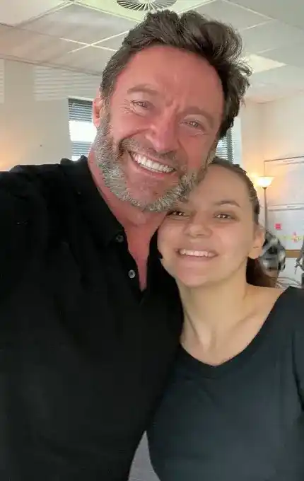 Hugh Jackman e Dafne Keen nos sets de Deadpool & Wolverine