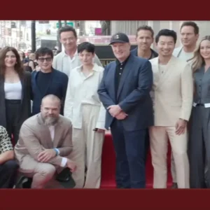 Kevin Feige recebe estrela na Calçada da Fama e os Vingadores se reúnem para celebrar