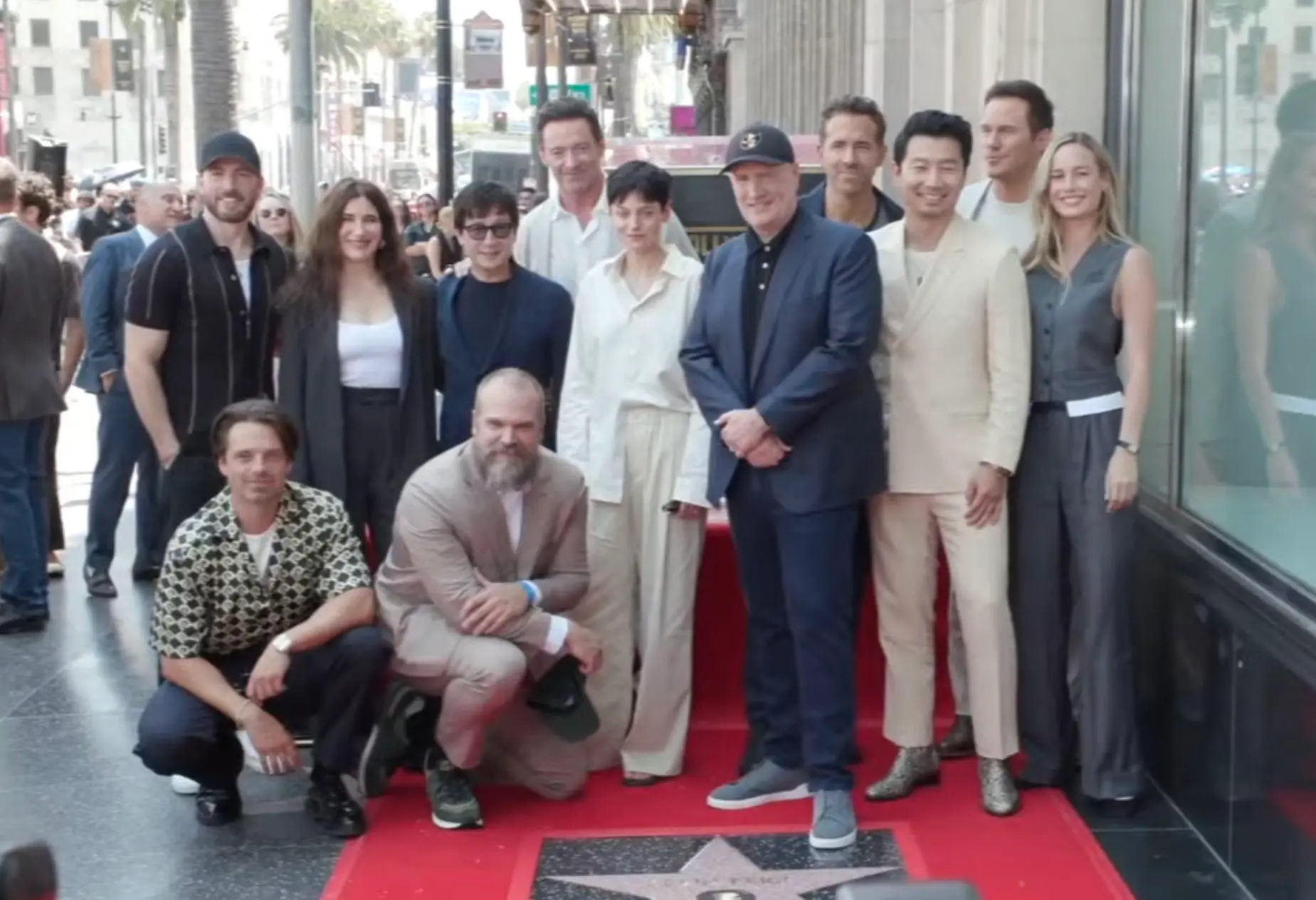 kevin feige na calçada da fama ao lado dos vingadores