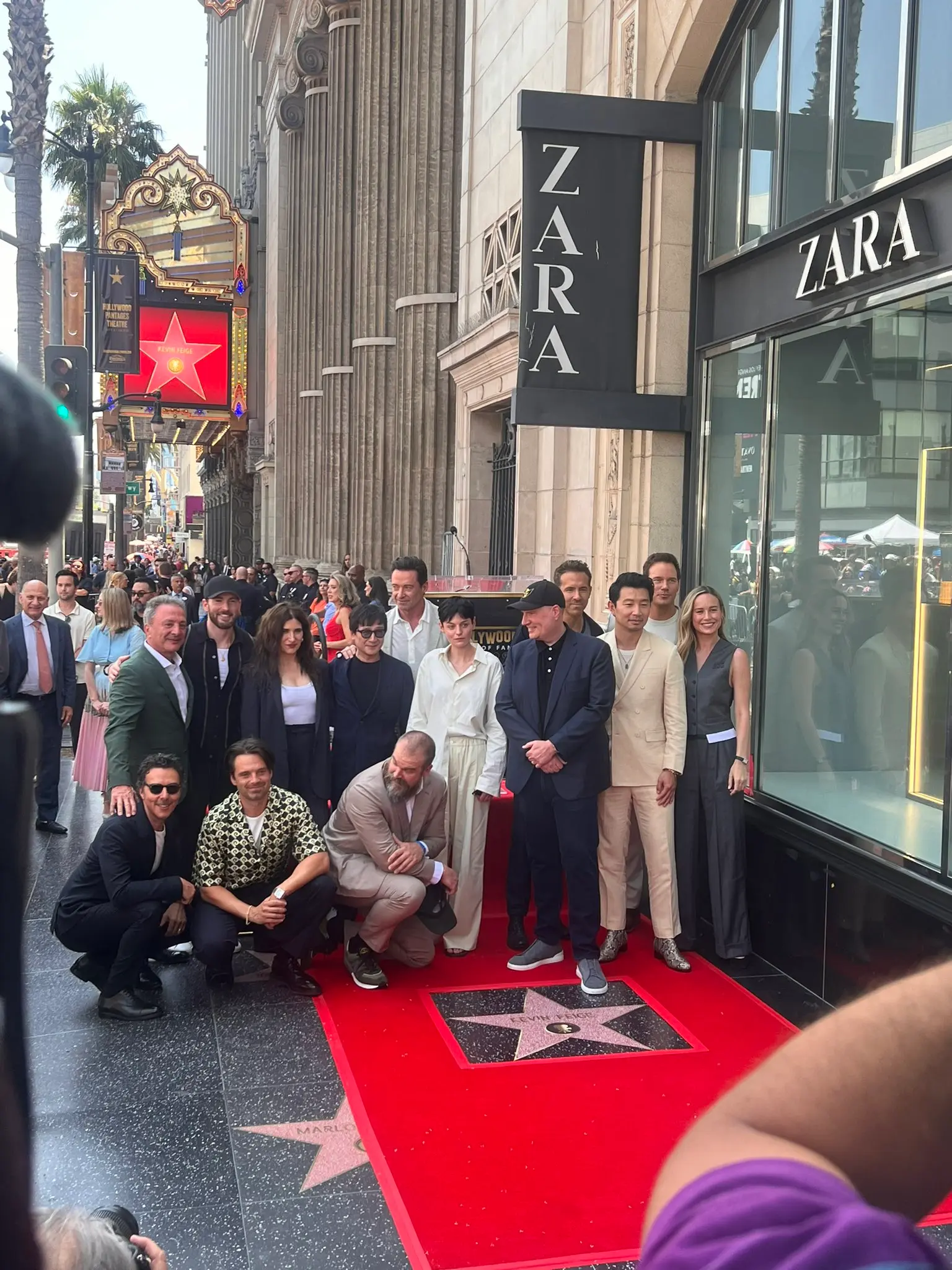 kevin feige na calçada da fama com o elenco de vingadores