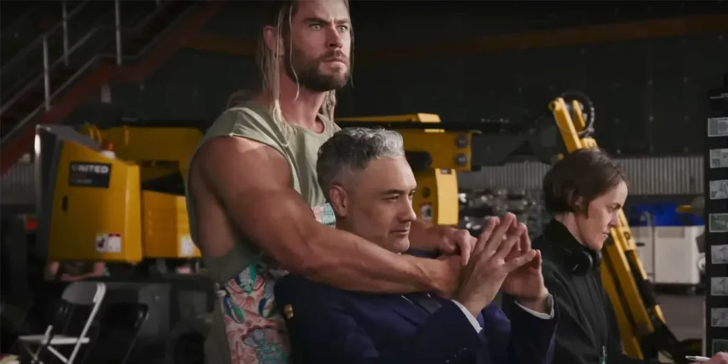 Taika Waititi e Chris Hemsworth nos sets de Thor 4