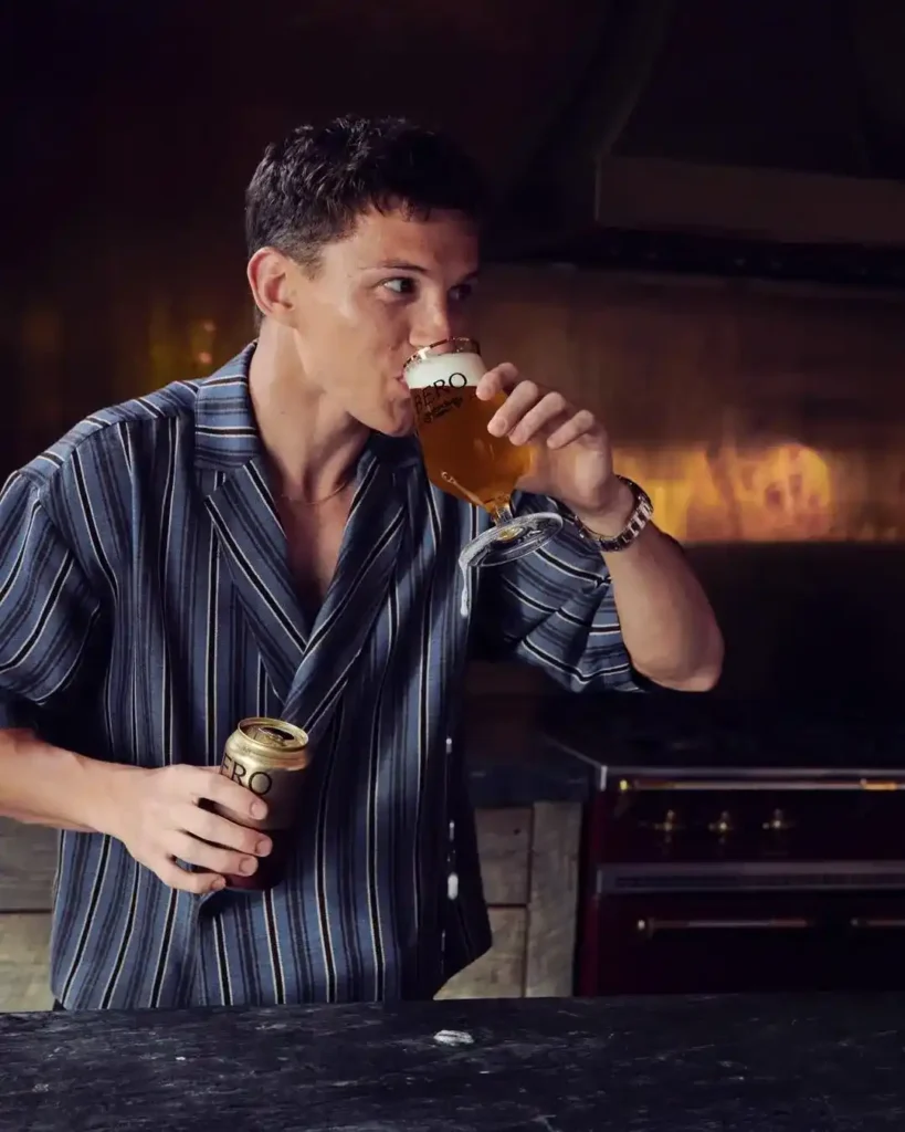 Tom Holland em anúncio de sua marca de cerveja não alcóolica 