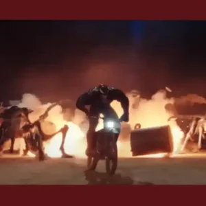 Venom 3: Simbionte pilota moto em cena épica do filme