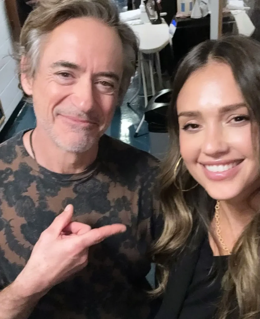 robert downey jr., o doutor destino, com jessica alba, a mulher invisível