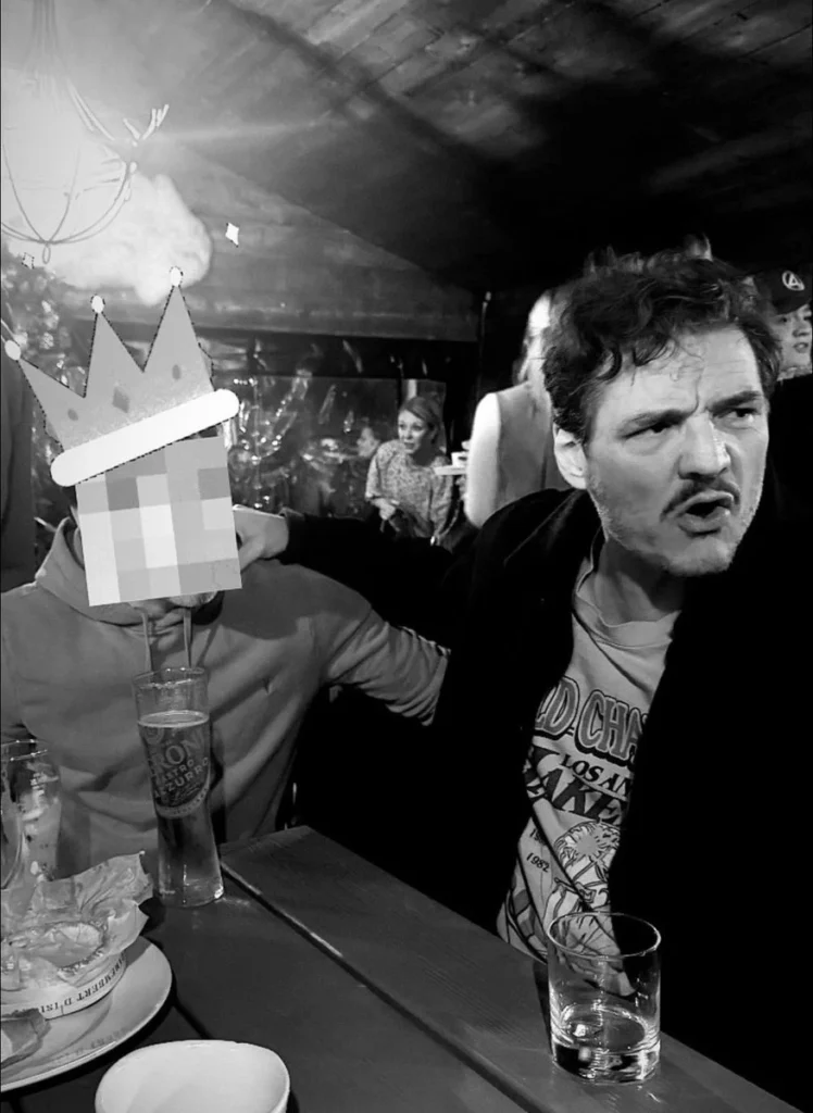 Pedro Pascal em festa celebrando Quarteto Fantástico