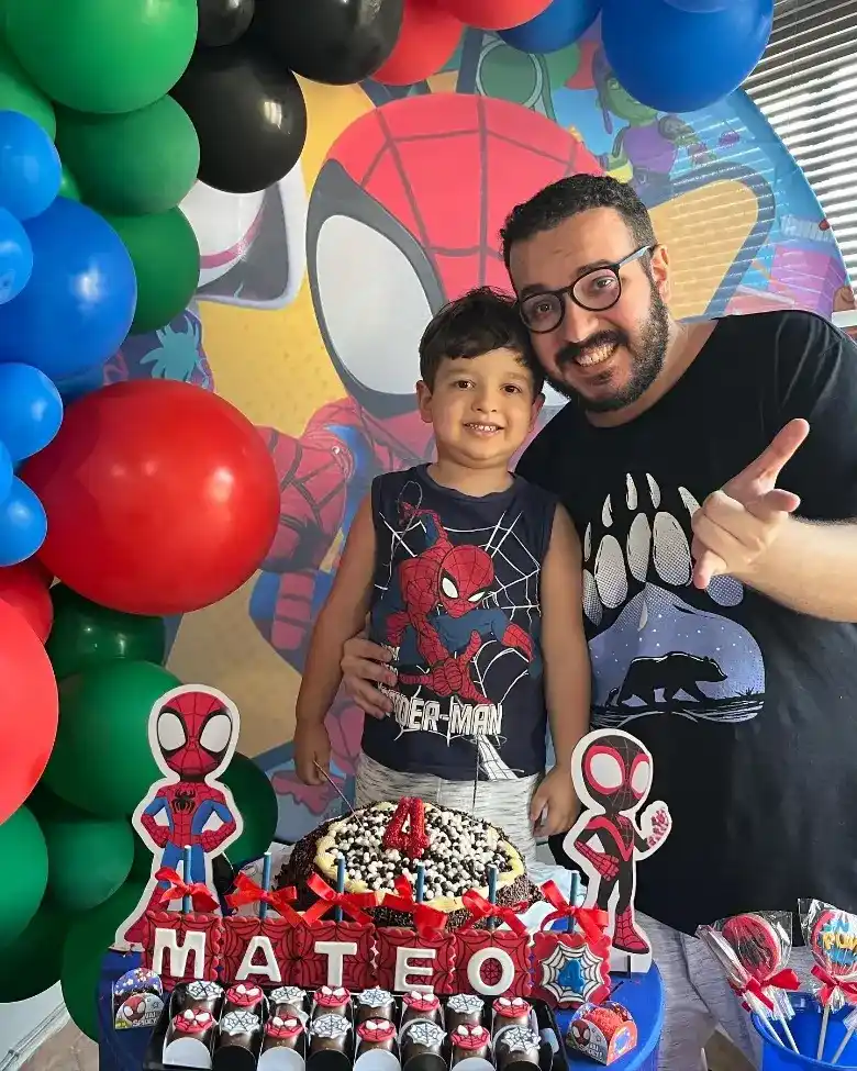 Thiago e o filho Mateo em sua festa de 4 anos do tema ‘Spider’