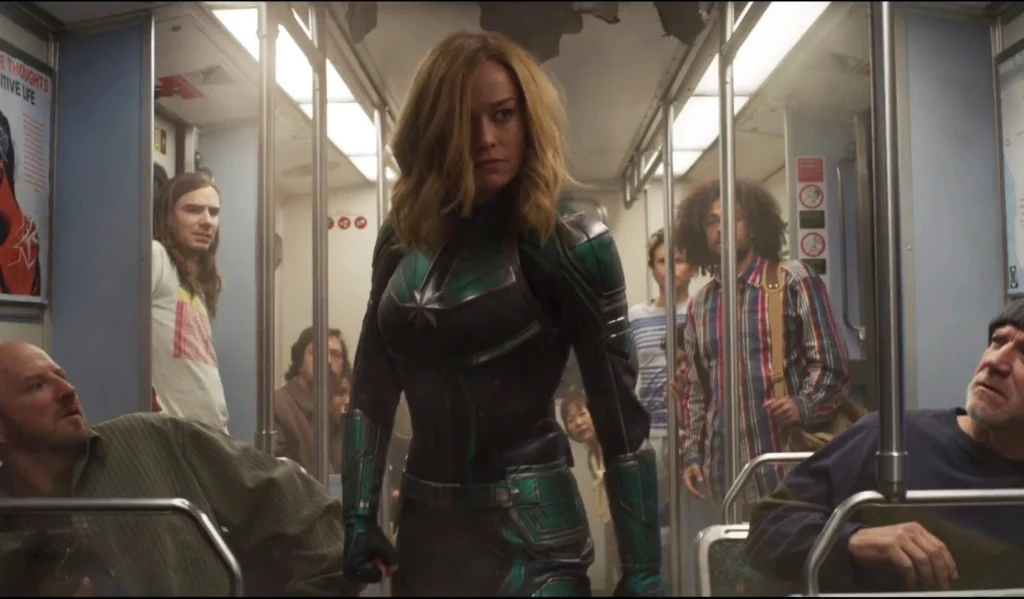 Capitã Marvel - Cena de perseguição no trem