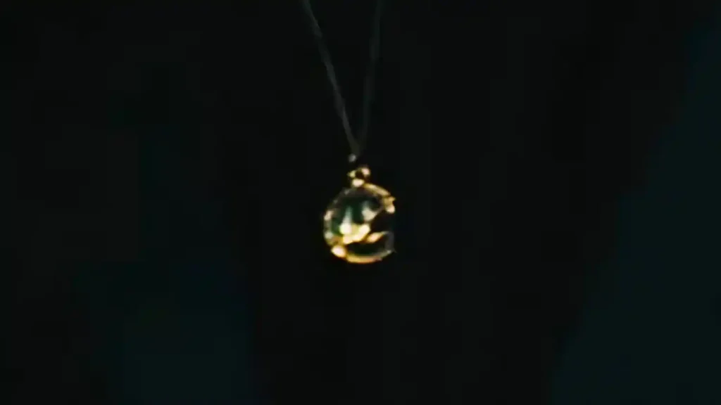 Colar com pingente de pássaro entrega possível identidade da nova Thunderbolt