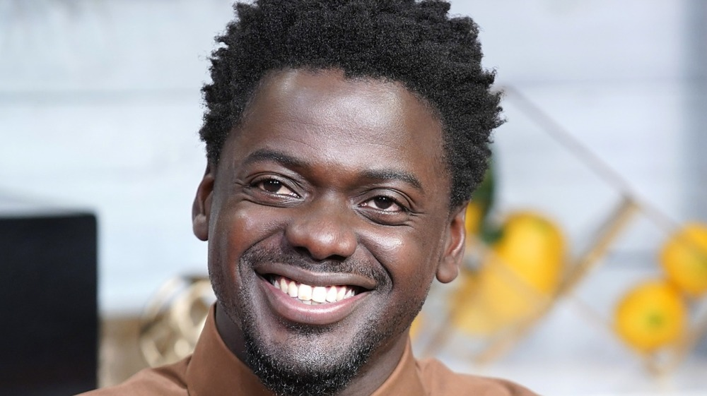 Ator de Spider-Punk Daniel Kaluuya sorrindo
