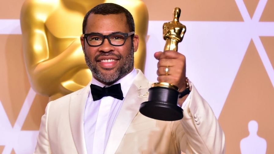 Jordan Peele segurando Oscar