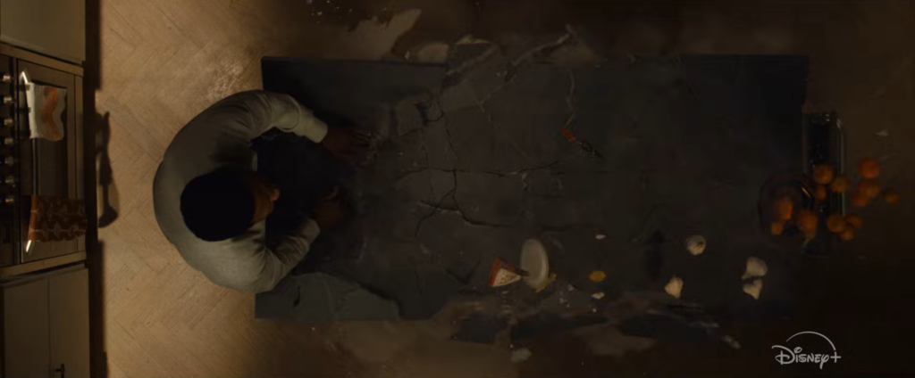 Magnum Simon marvel quebrando a mesa