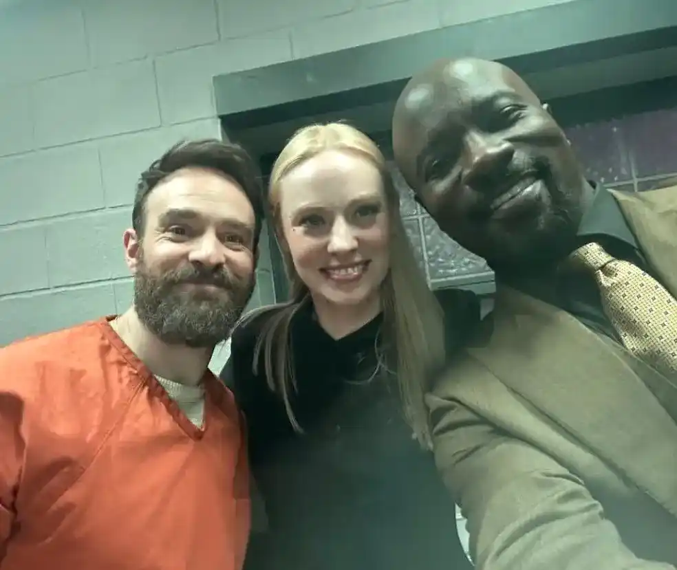 Mike Colter (Luke Cage), Deborah Ann Woll (Karen Page) e Charlie Cox (Demolidor) em demolidor renascido